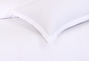 l lenjerie de pat pentru o persoana bleach white plain bedora 400 tc 150 x 240 cm 100 bumbac alb 2.jpg