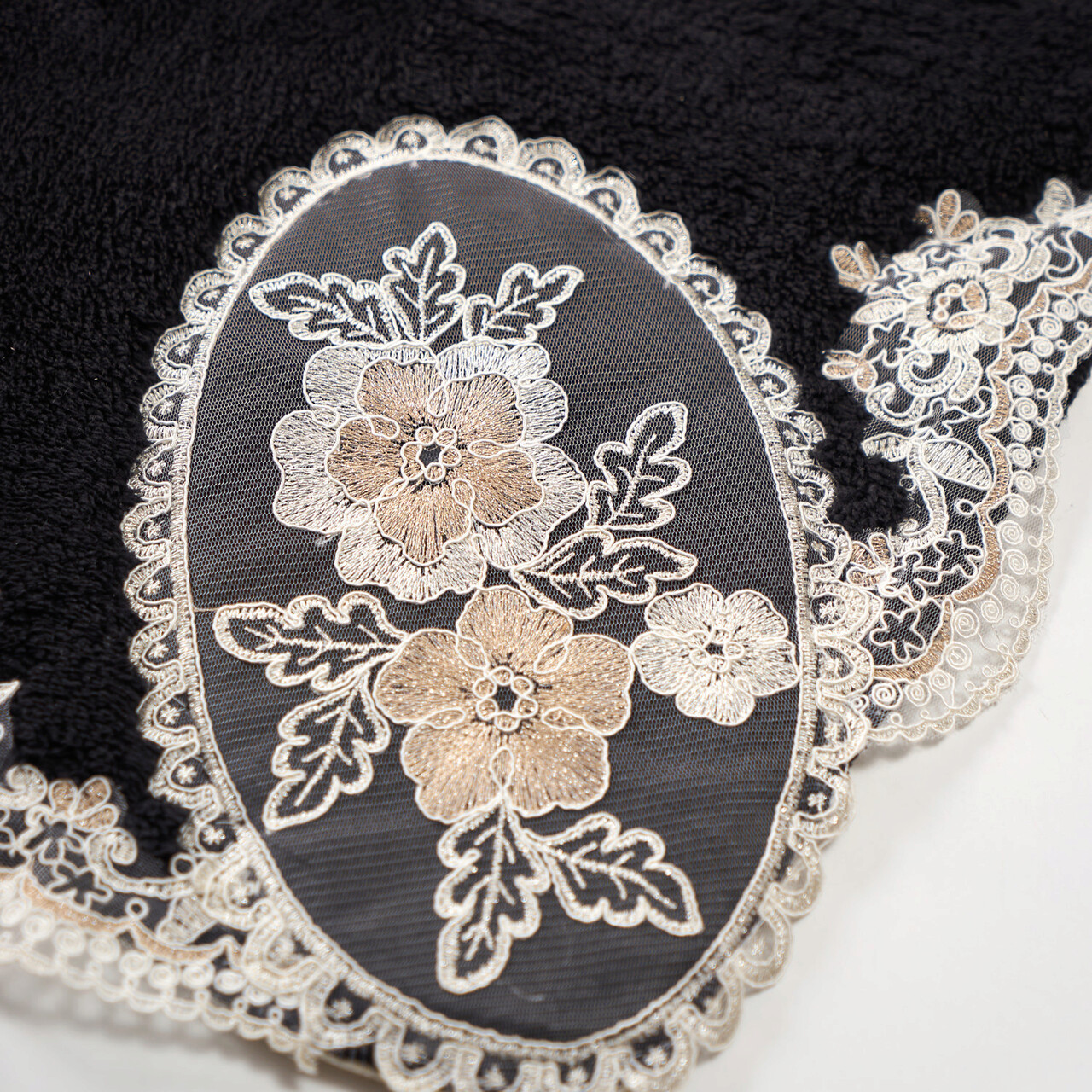 Set covorase de baie 2 piese, Alanur Home, ALNE4645, Poliester, Alb/Negru 3 l set covoras de baie 2 bucati acasa alanur alne4645 poliester alb negru 2.jpg