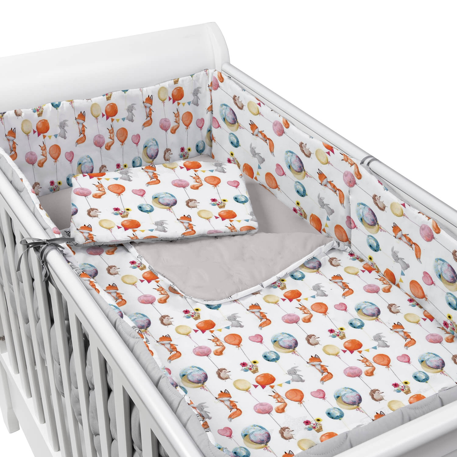 Set lenjerie matlasata 5 piese Kidizi Baloon Friends, include perna, plapumioara, aparatoare si cearceaf 1 Set lenjerie matlasata 5 piese Kidizi Baloon Friends, include perna, plapumioara, aparatoare si cearceaf