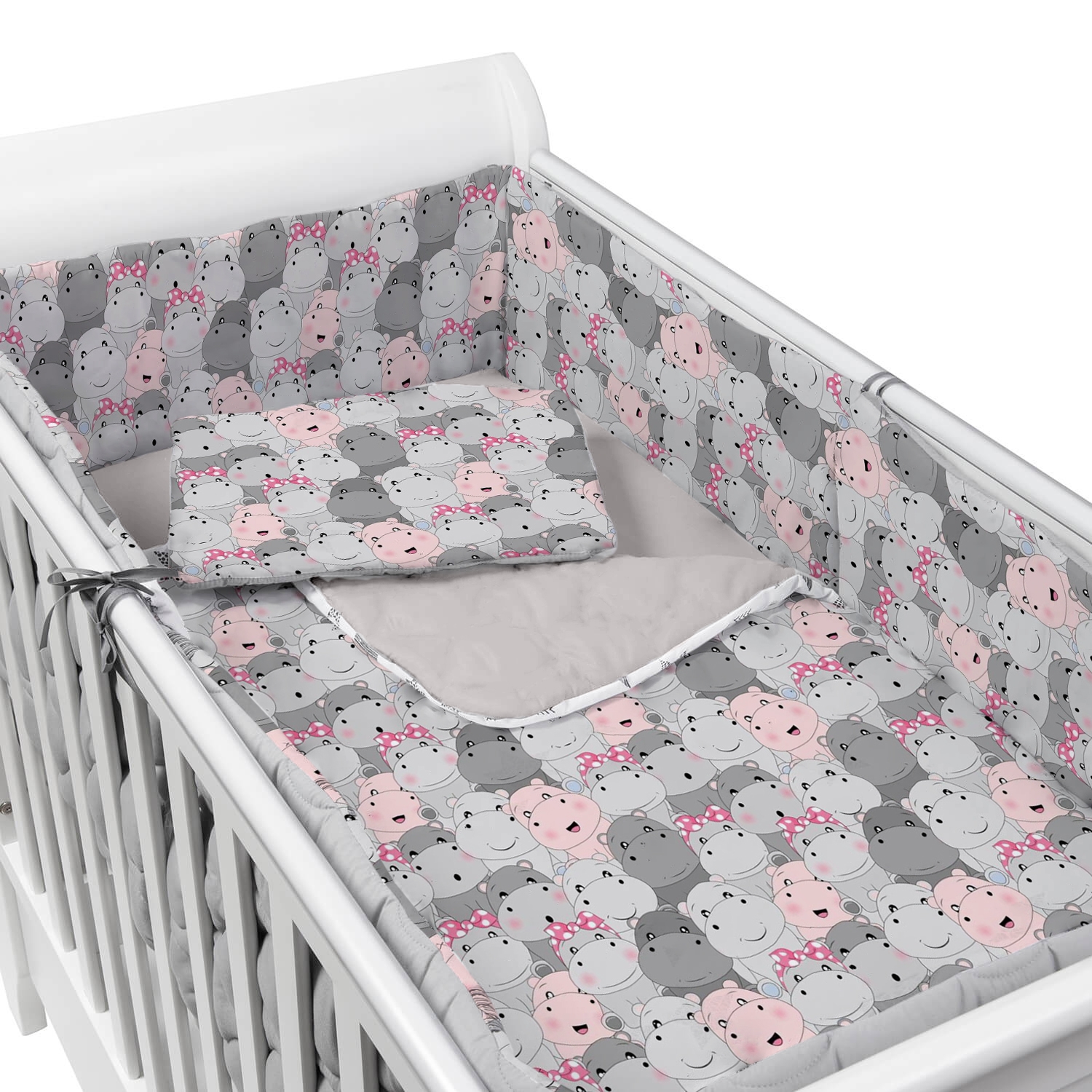 Set lenjerie matlasata 5 piese Kidizi Hippolandia, include perna, plapumioara, aparatoari si cearceaf 1 Set lenjerie matlasata 5 piese Kidizi Hippolandia, include perna, plapumioara, aparatoari si cearceaf