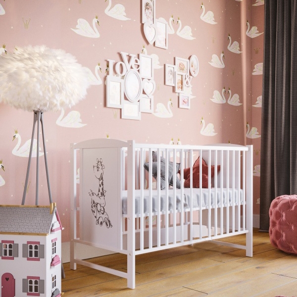 Patut din lemn masiv 120x60 cm Bria alb cu laterala culisanta si roti cu saltea de 8 cm 1 Patut din lemn masiv 120x60 cm Bria alb cu laterala culisanta si roti cu saltea de 8 cm